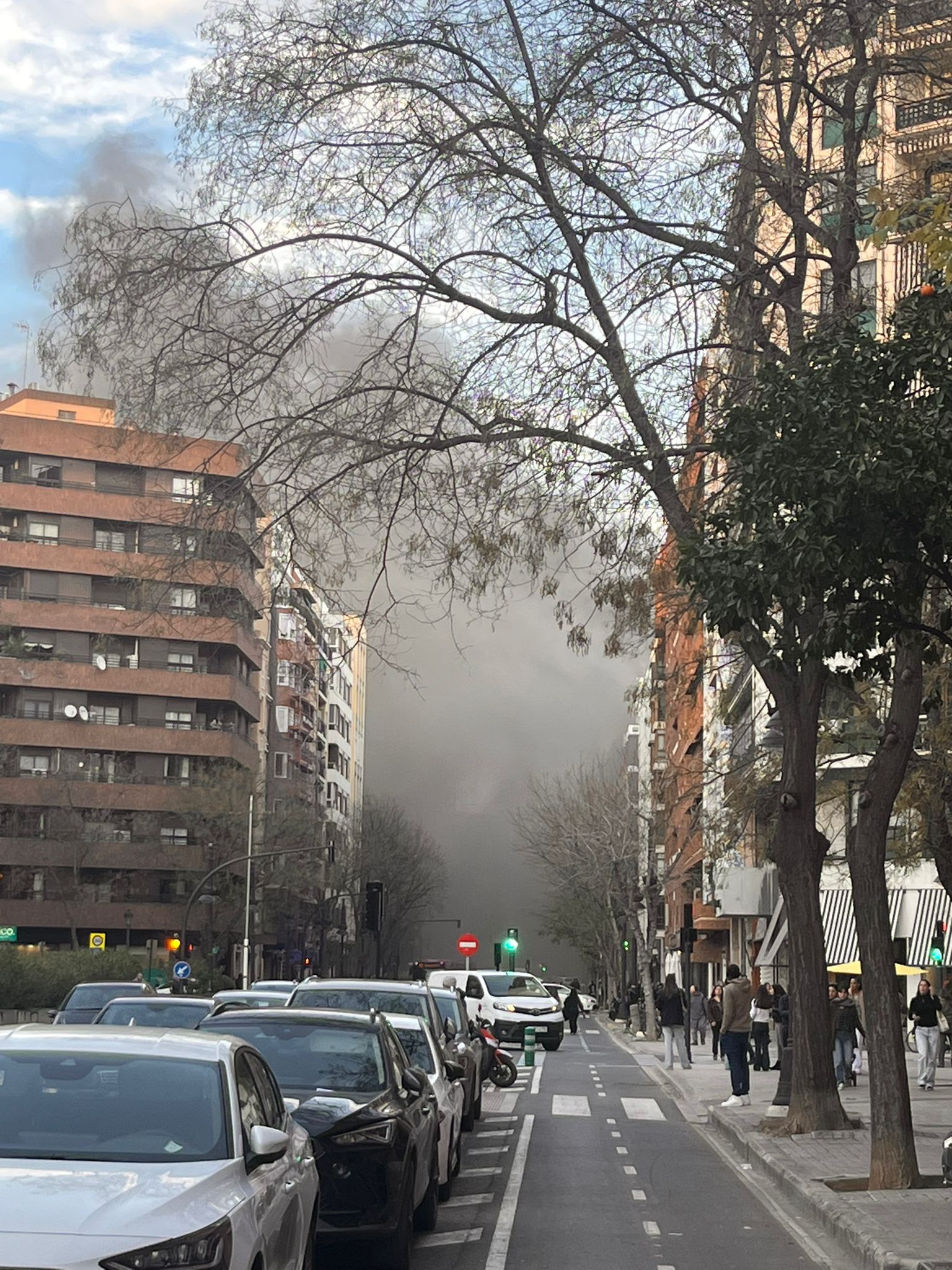 FOTOS | El incendio en un bingo desata la alarma en Valencia