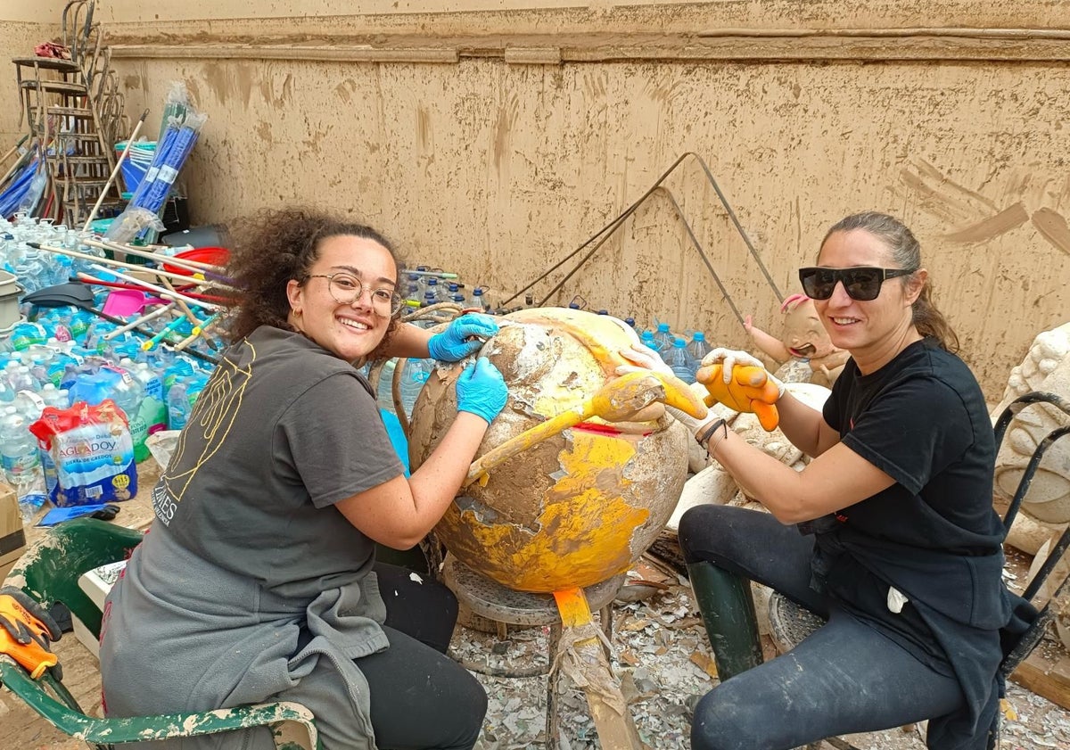 Imagen principal - Olga Peiró y Ana Ribes, falleras de El Raval de Catarroja, limpiando los ninots, y comisión entera limpiando el casal.