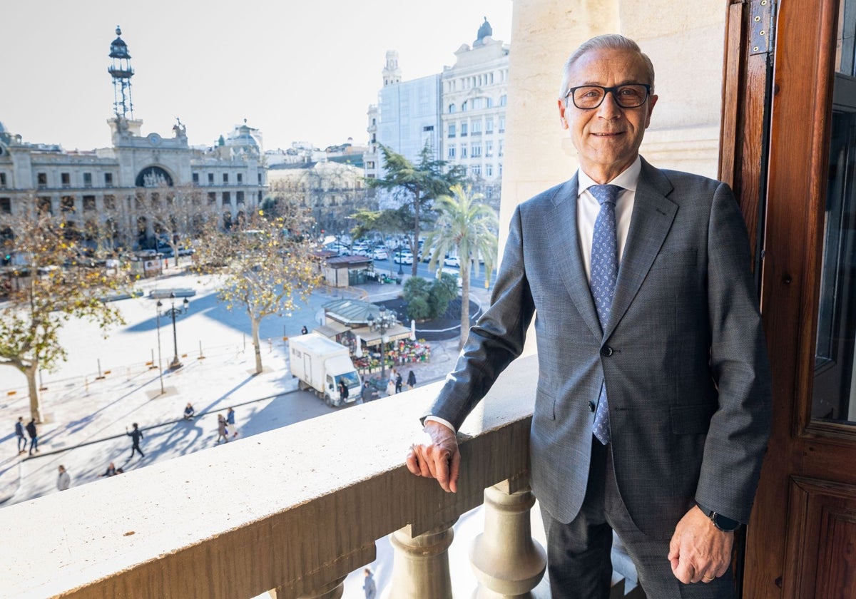 El concejal de Fallas, Santiago Ballester, en su despacho con vistas a la plaza del Ayuntamiento, donde se disparan las mascletaes.