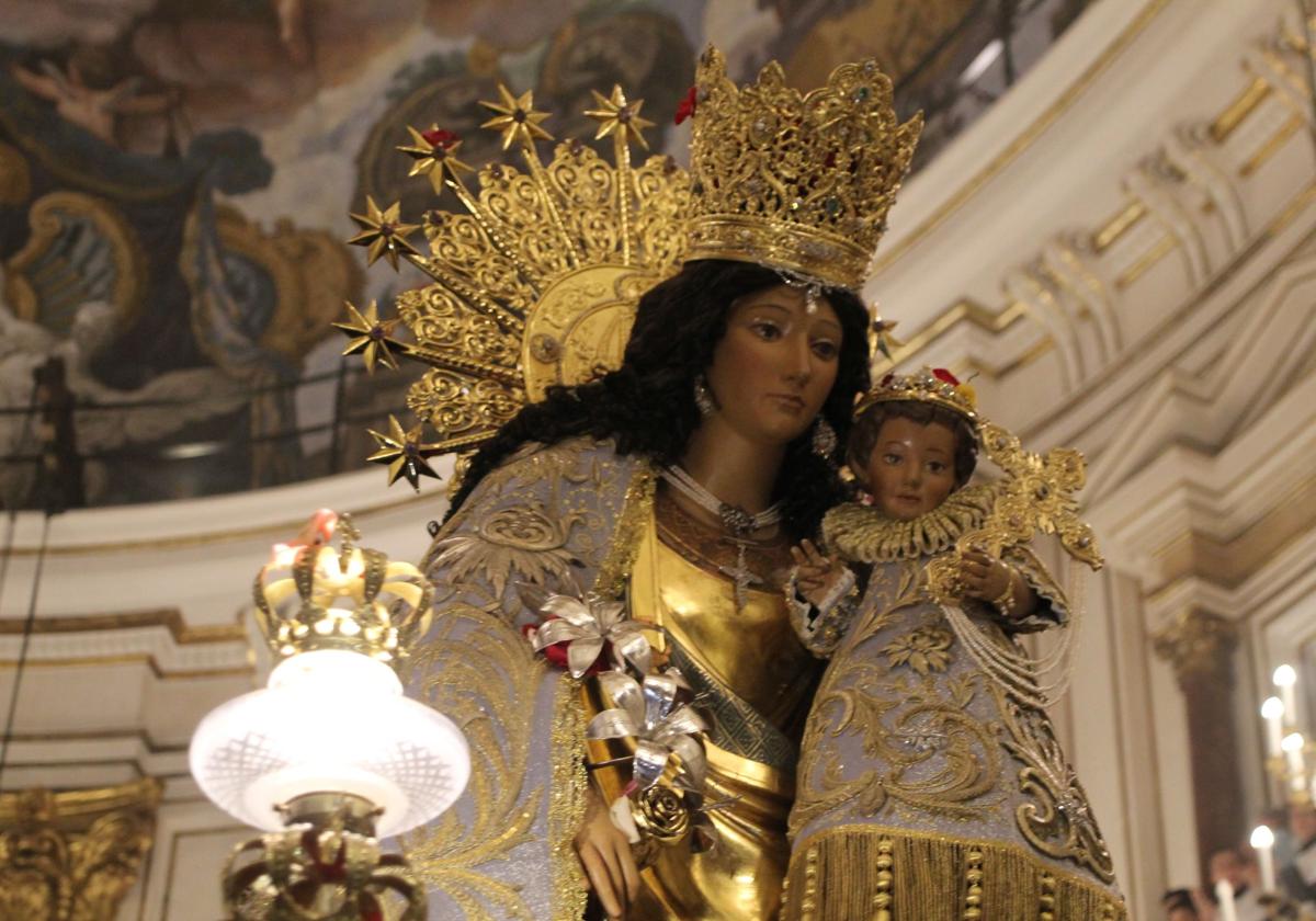 Talla peregrina de la Virgen de los Desamparados.