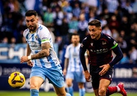 Pablo Martínez disputa el balón durante el partido de este sábado contra el Málaga.