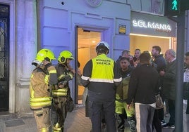 Los Bomberos dialogan con los vecinos desalojados.