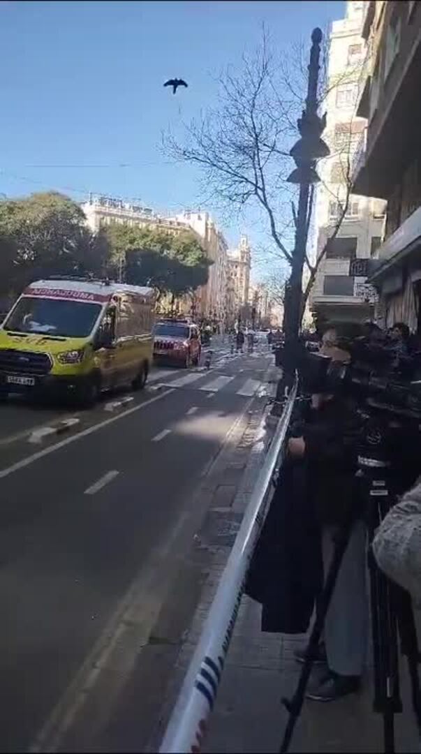 Los Bomberos continúan los trabajos para controlar el incendio del bingo de Valencia y desvía el tráfico