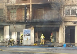 Efectivos de Bomberos continúan trabajando en el incendio.