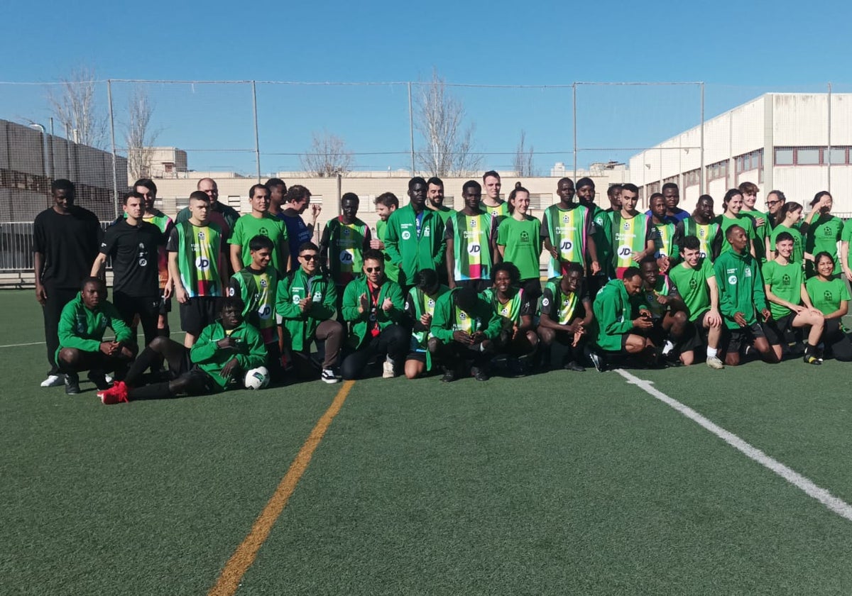 Miembros de CEAR Alicante y CEAR Valencia conjuntamente antes de iniciar la jornada anual de fútbol.