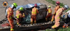 Momento en el que los bomberos excarcelan a uno de las personas atrapadas.