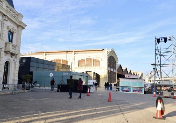 El set de rodaje situado detrás del edificio del Reloj.