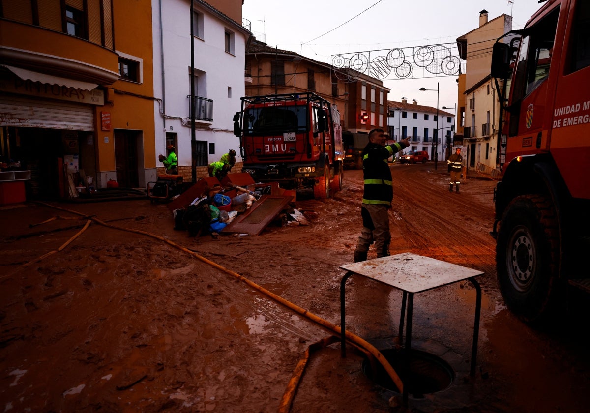 La UME en las calles de Utiel el 31 de octubre, dos días después de la dana.