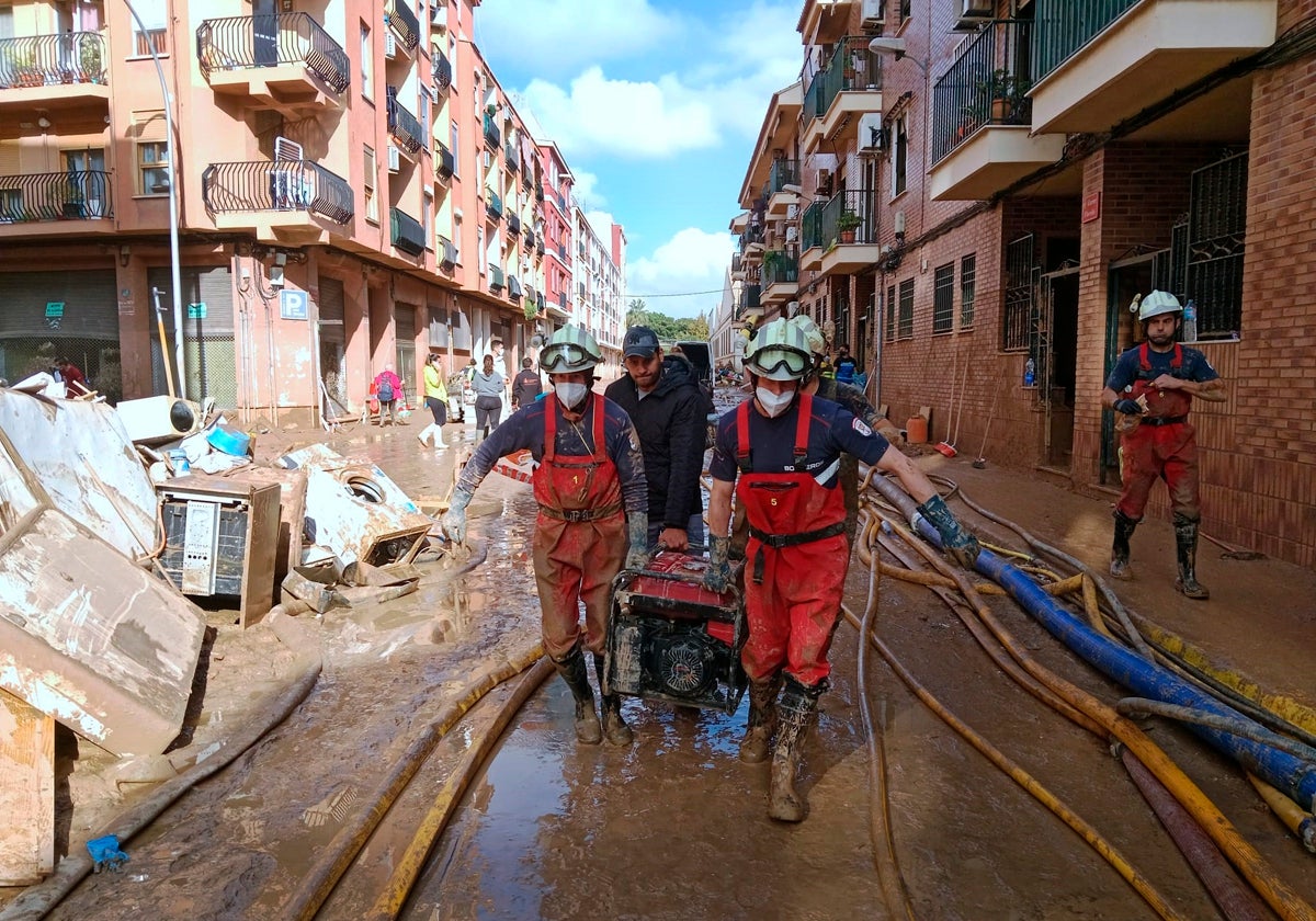 Bomberos desplazados desde Cantabria trabaja en Paiporta tras la dana.