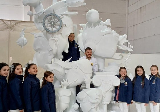 Lucía García, su corte de honor y el artista fallero, junto al momumento.