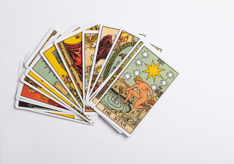 Cartas del tarot en una imagen de archivo.