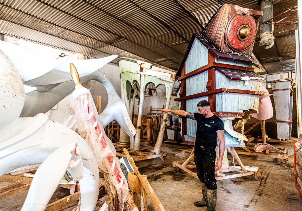 El artista Fernando López en su taller de Benetússer, muy afectado por la inundación.