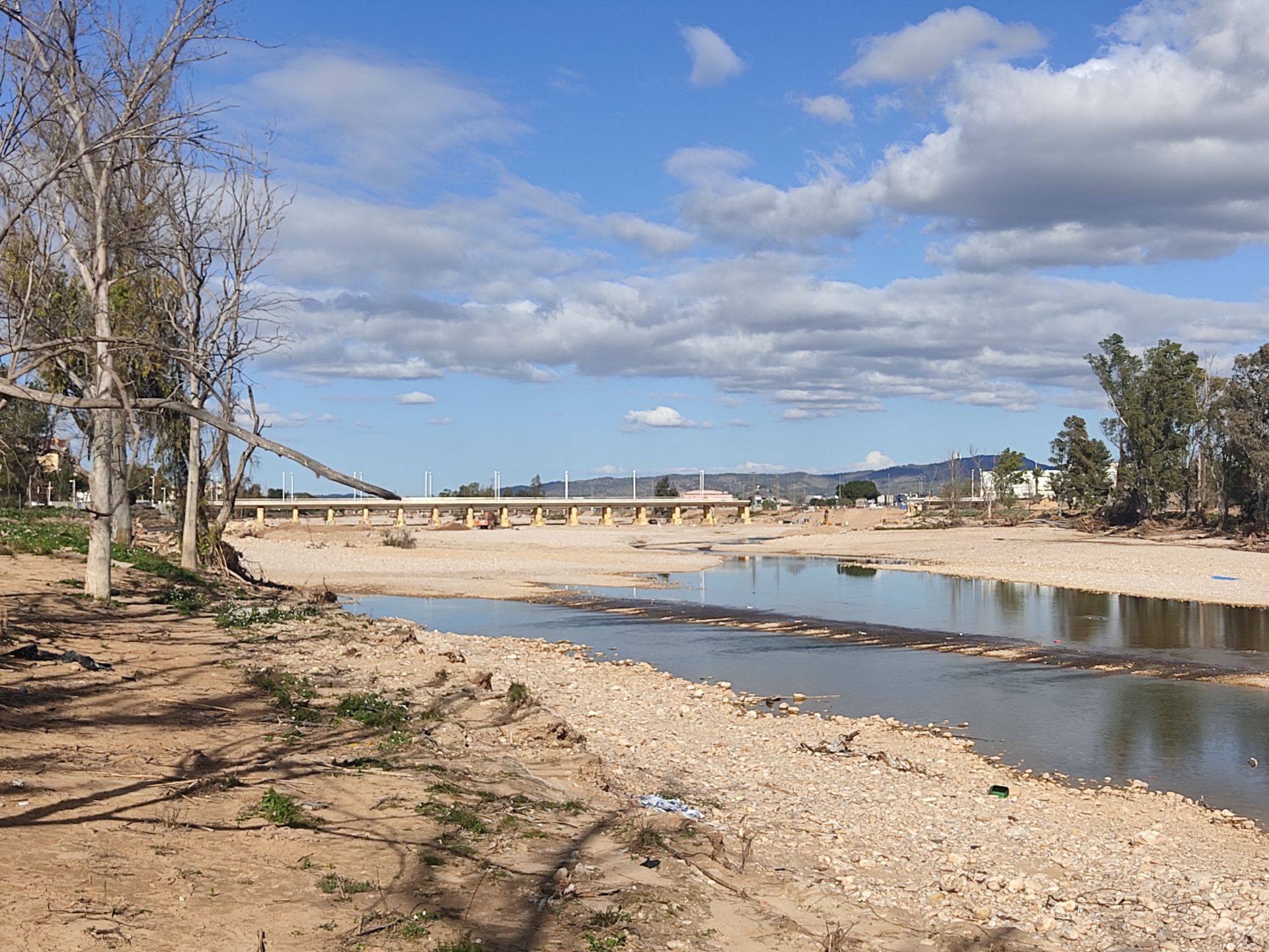 Obras en el puente del río Magro.