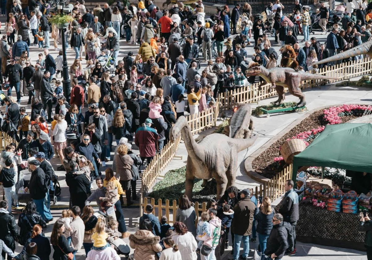 Miles de personas visitan Expojurásico este fin de semana en Castellón