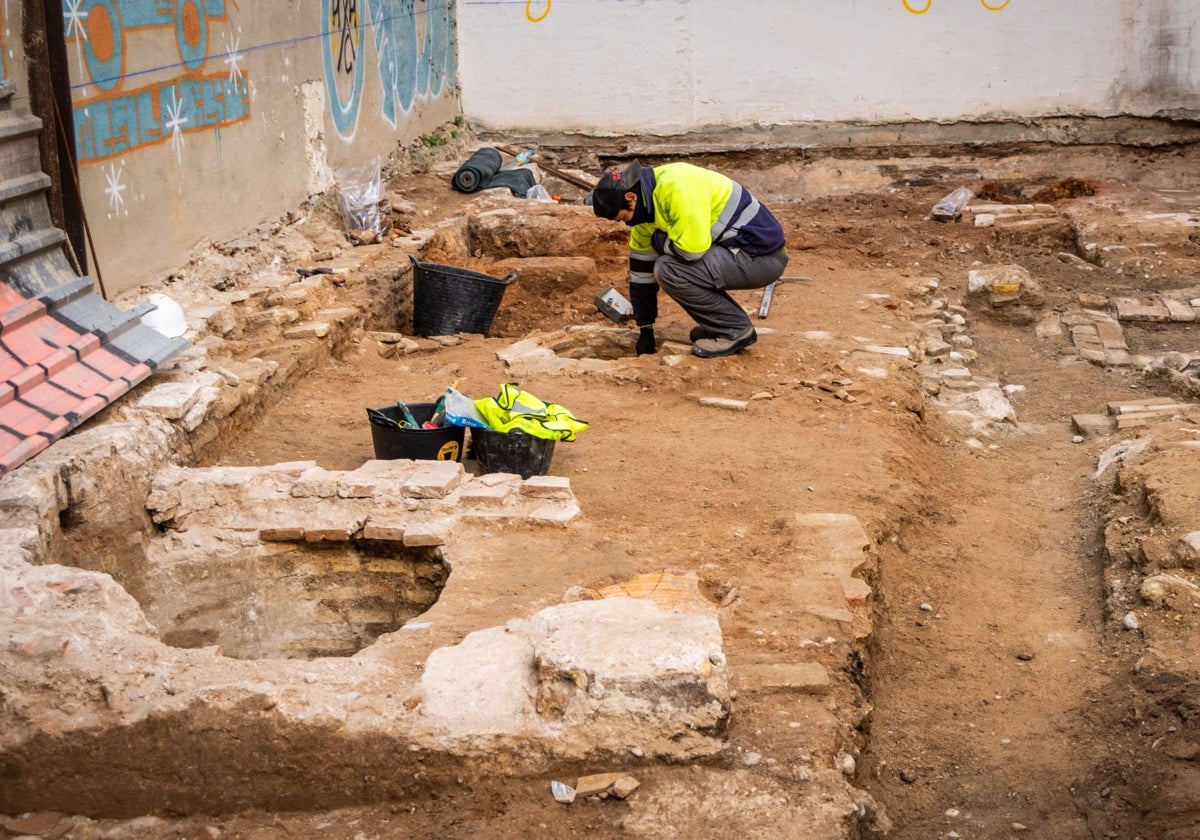 Detalle de las excavaciones en el solar del número cinco de Guillem Sorolla