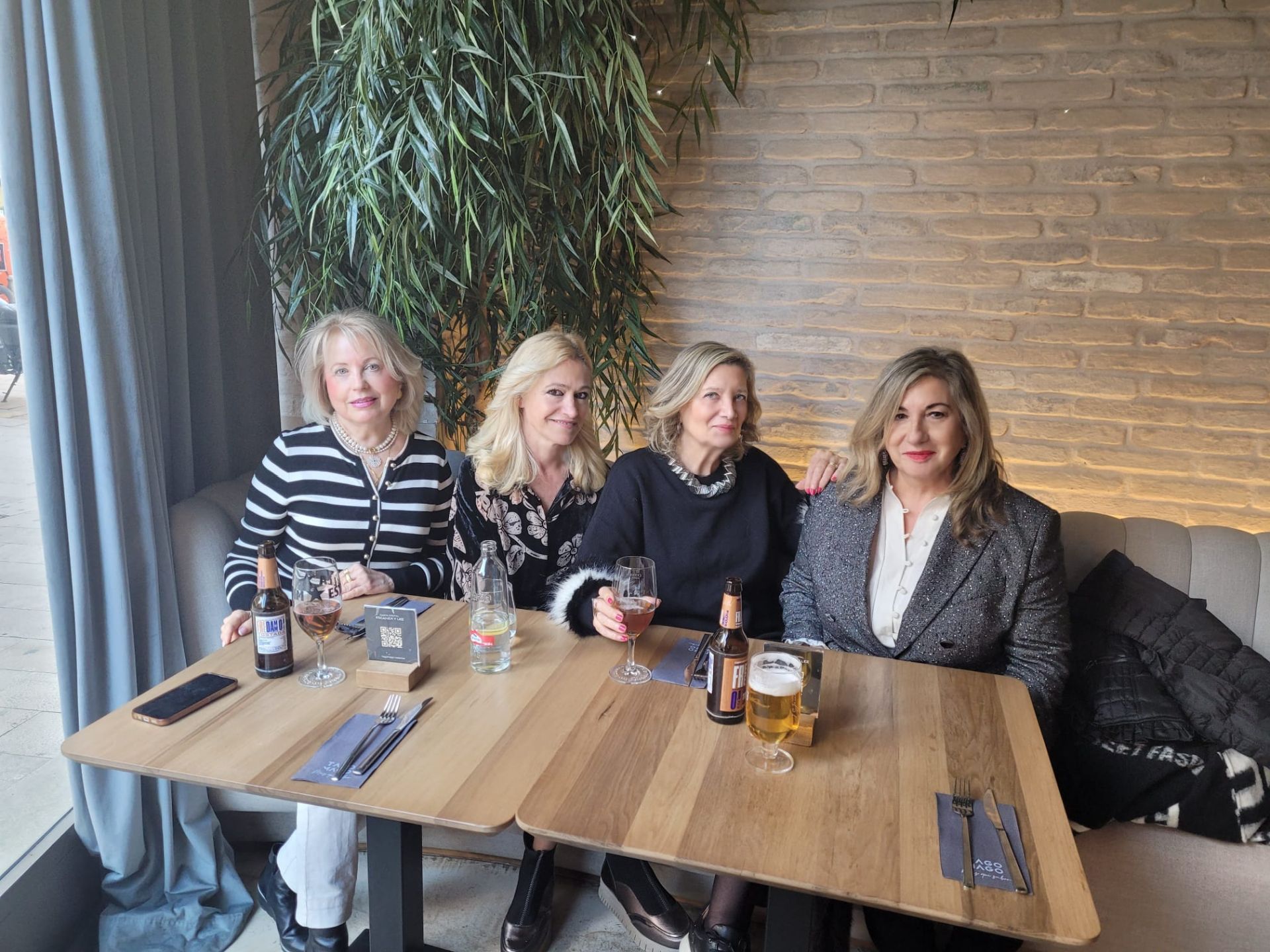 Emilia Cáceres, María José Marco, Helena Calvillo y Sara Joudi en Tagomago.