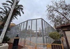 El vallado se instala en la plaza del Ayuntamiento.