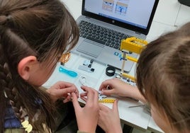 Dos niñas, en un taller de tecnología y robótica.