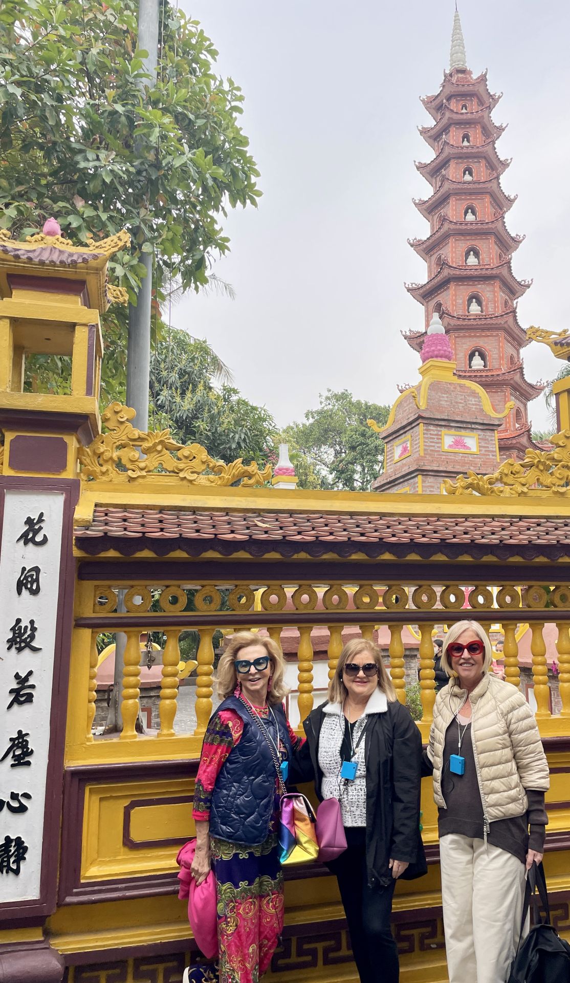 Mayrén Beneyto, Carmen de Rosa y Julia Pérez Broseta en Hanoi,