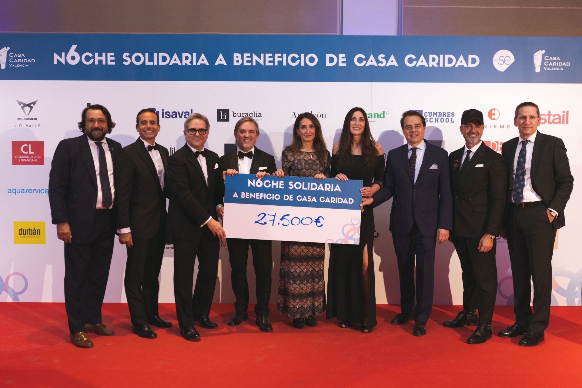 La directiva de Sabor Empresarial, junto a Elena Sánchez, de Casa Caridad, con el cheque conseguido.