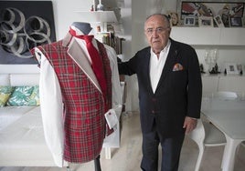 Antonio Puebla, en su casa de Valencia, donde guarda todavía algunos recuerdos de la tienda donde trabajó durante décadas.