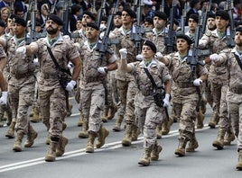 Hombres y mujeres desfilan en el Día de las Fuerzas Armadas, en una imagen de archivo.