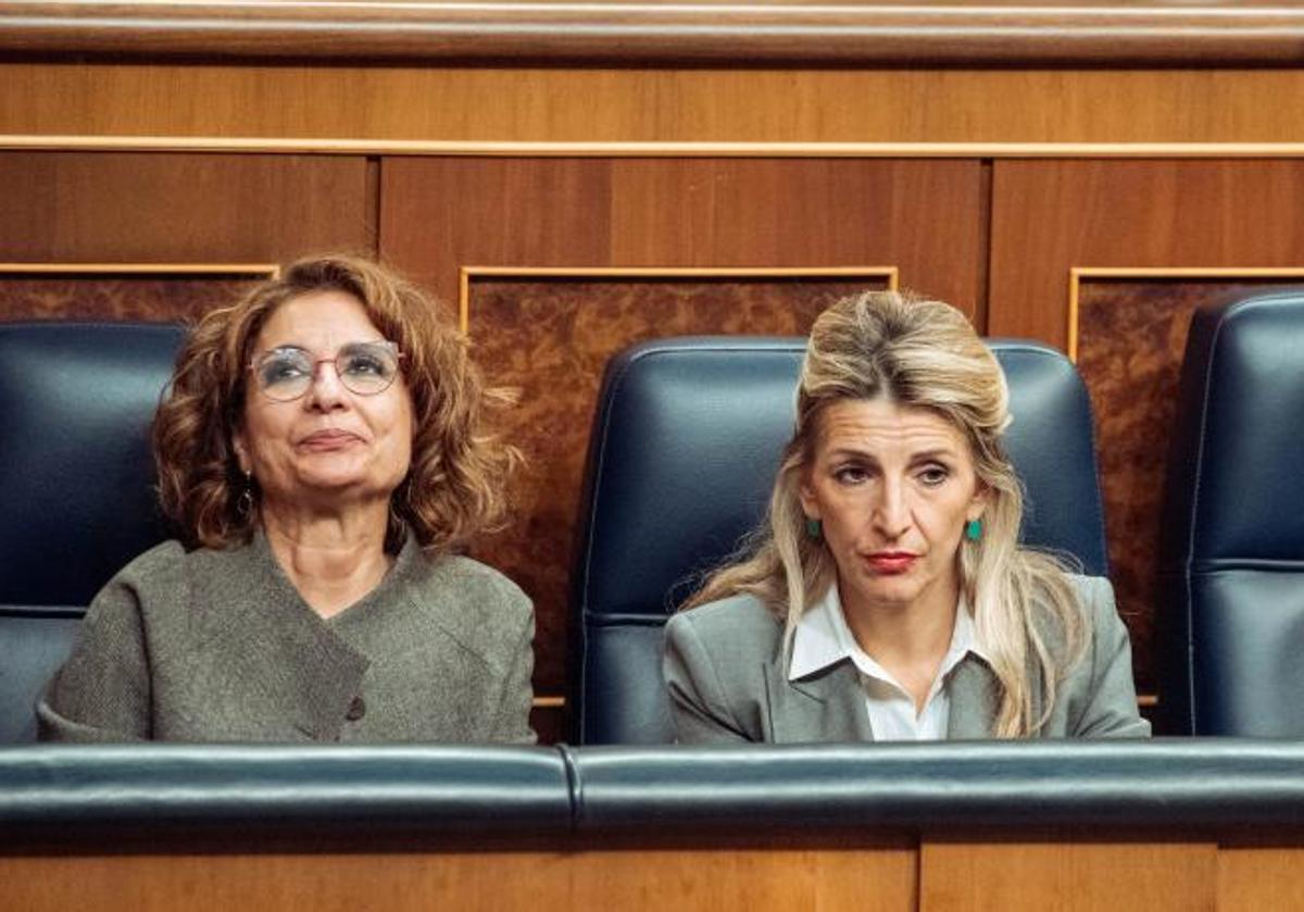 La ministra de Hacienda, María Jesús Montero (i) y la de Trabajo, Yolanda Díaz (d), en el Congreso.