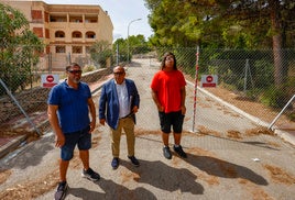 El abogado Braulio Castillo, en el centro, y dos familiares de las víctimas mortales, junto al edificio que se derrumbó en 2021.