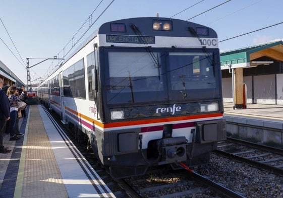 Un tren de Cercanías en la nueva estación de Albal.