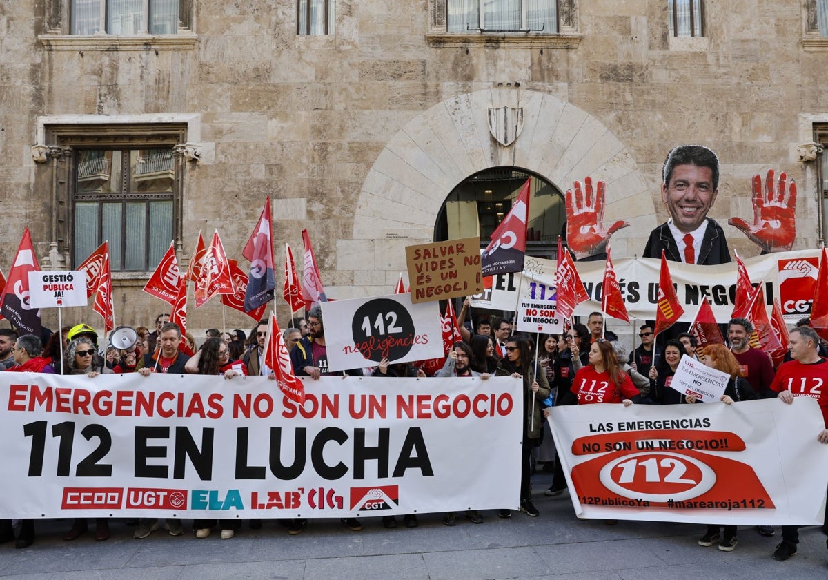 Manifestación de los trabajadores del 112 frente al Palau de la Generalitat.