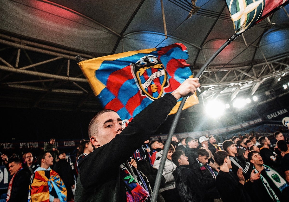 Aficionados del Levante animan a su equipo en un partido en el Ciutat de Valencia.