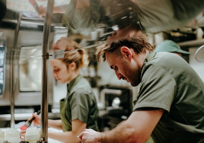 El equipo de cocina de René.