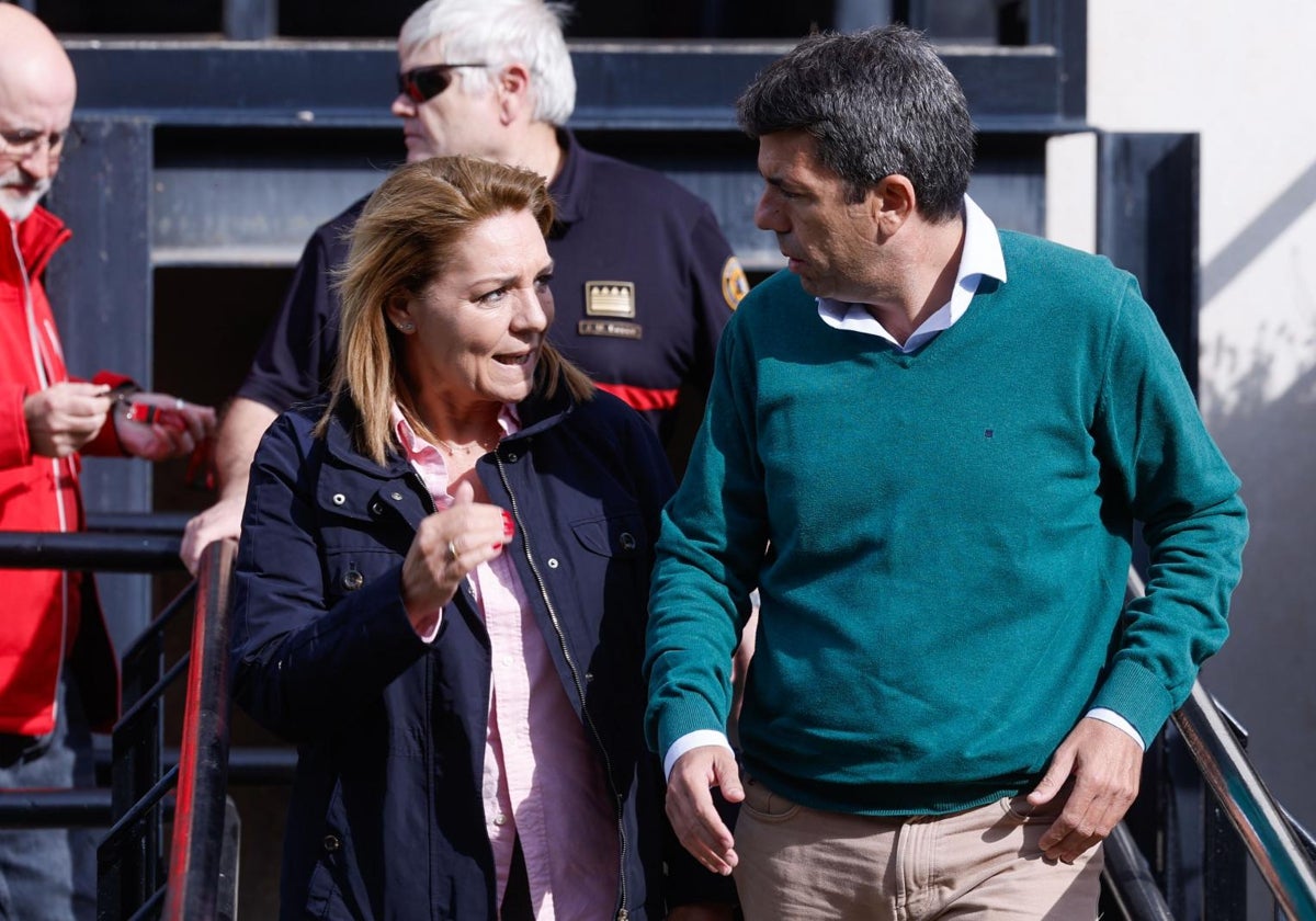 Camarero y Mazón hablan en el Centro de Emergencias de la Eliana, con Basset, al fondo.