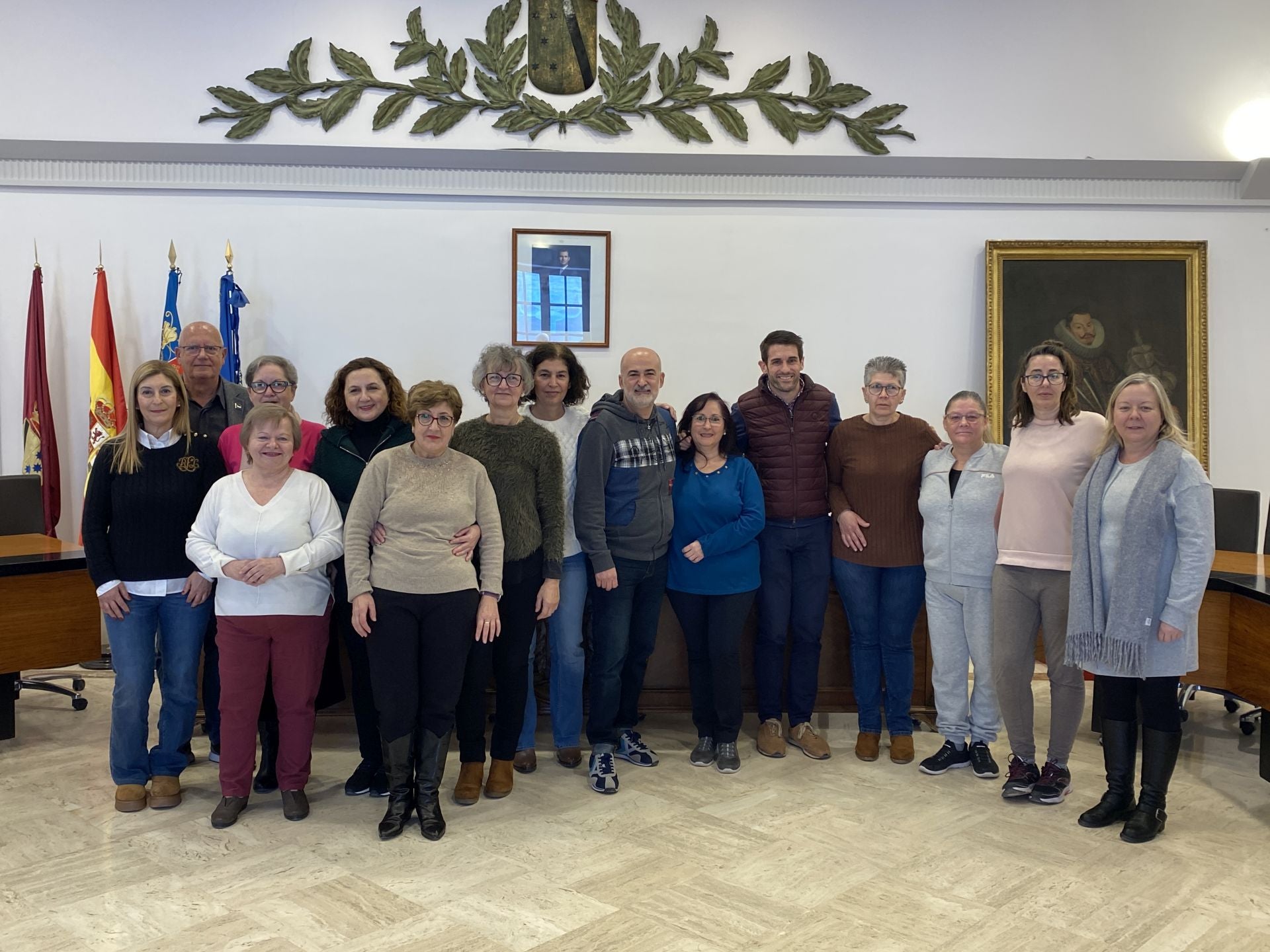 La homenajeadas, en el salón de plenos, con el alcalde y el concejal.