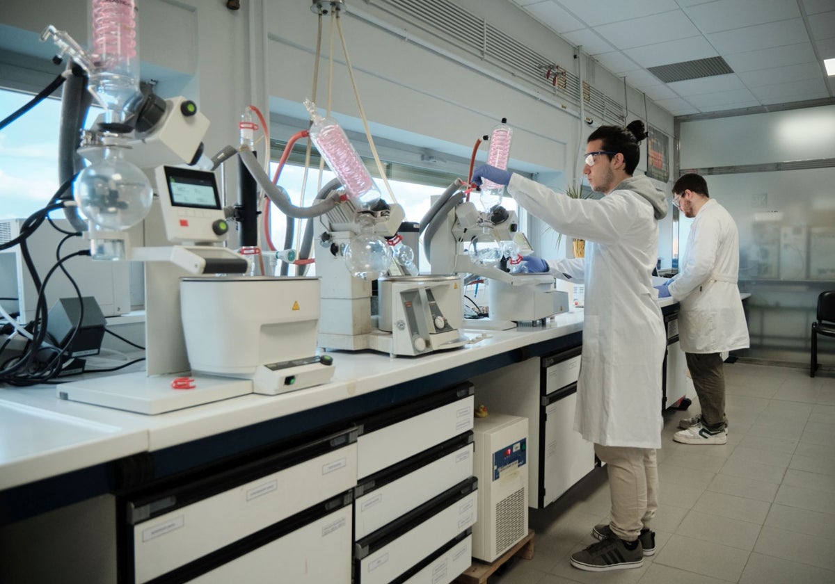 Varios científicos en un laboratorio.