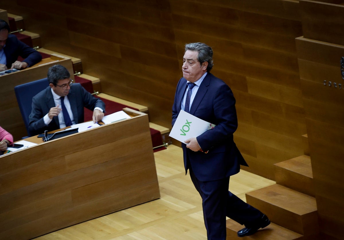 El síndic de Vox, José María Llanos, pasa frente al presidente de la Generalitat, Carlos Mazón.