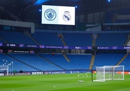 Los escudos del City y el Real Madrid ya presiden el Etihad Stadium.