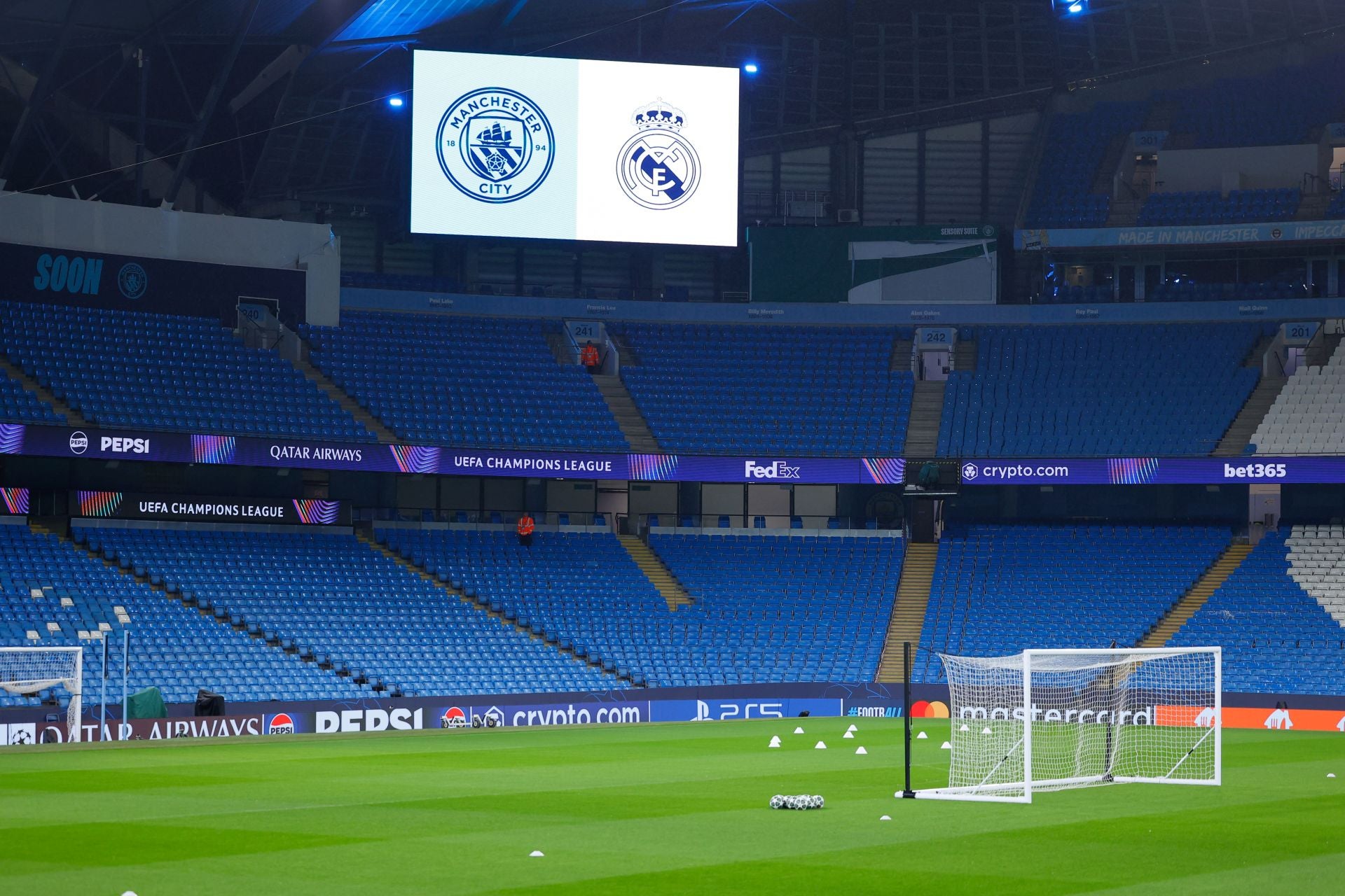 Los escudos del City y el Real Madrid ya presiden el Etihad Stadium.