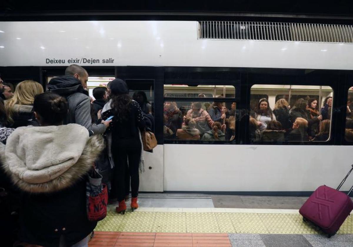 Viajeros de Metrovalencia, en una jornada de huelga en una imagen de archivo.