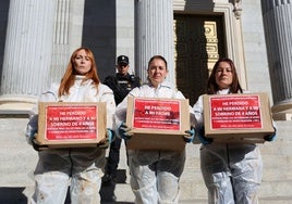 Meri García, en el centro durante una protesta frente al Congreso de los Diputados.