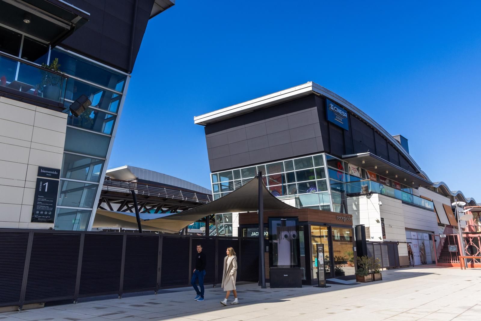 FOTOS | El centro comercial Bonaire reabre tras la dana