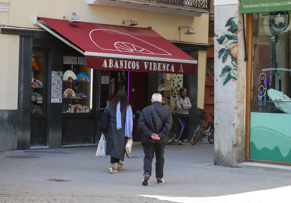 Unas personas pasean por el barrio del Mercat.