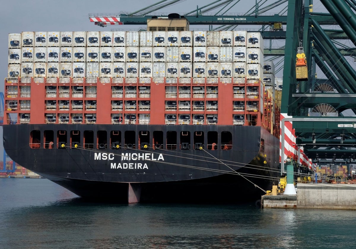 Un portacontenedores en el puerto de Valencia.