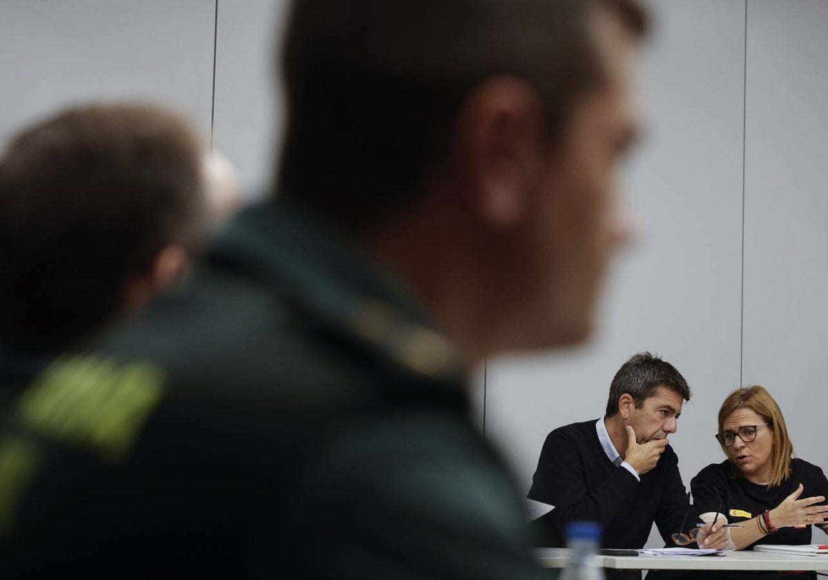 El presidente de la Generalitat, Carlos Mazón, con la delegada del Gobierno, Pilar Bernabé.