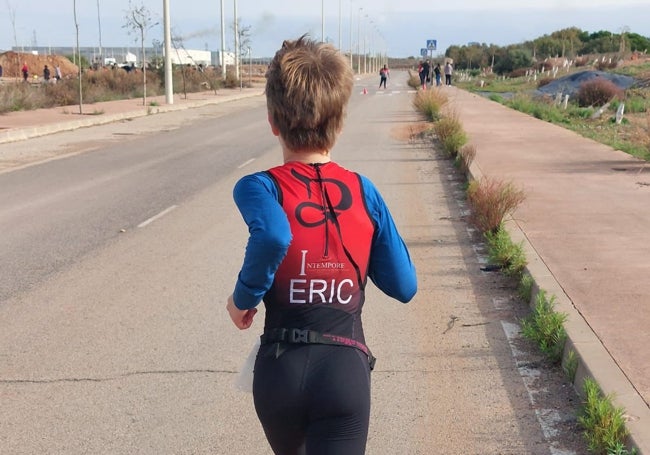 Uno de los miembros más jóvenes del Triatlón Tridimonis entrenando.