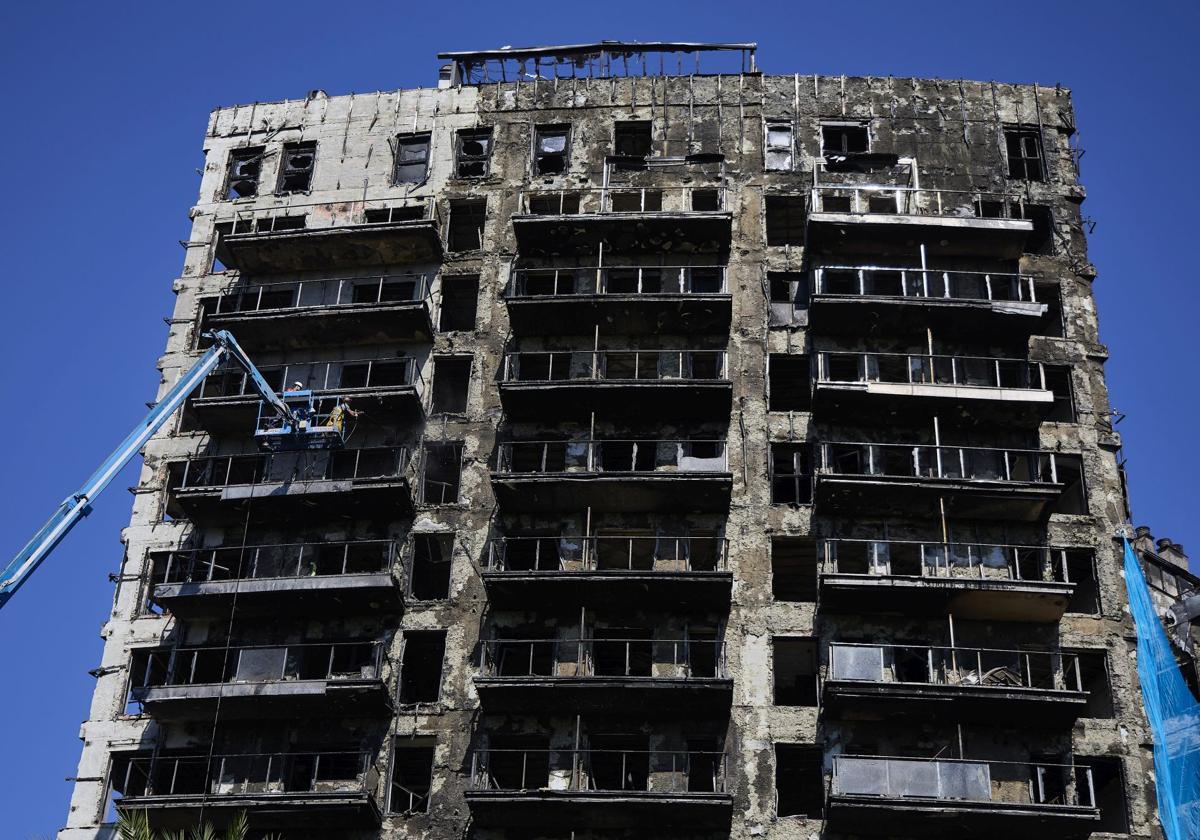 Fachada del edificio incendiado en Campanar.