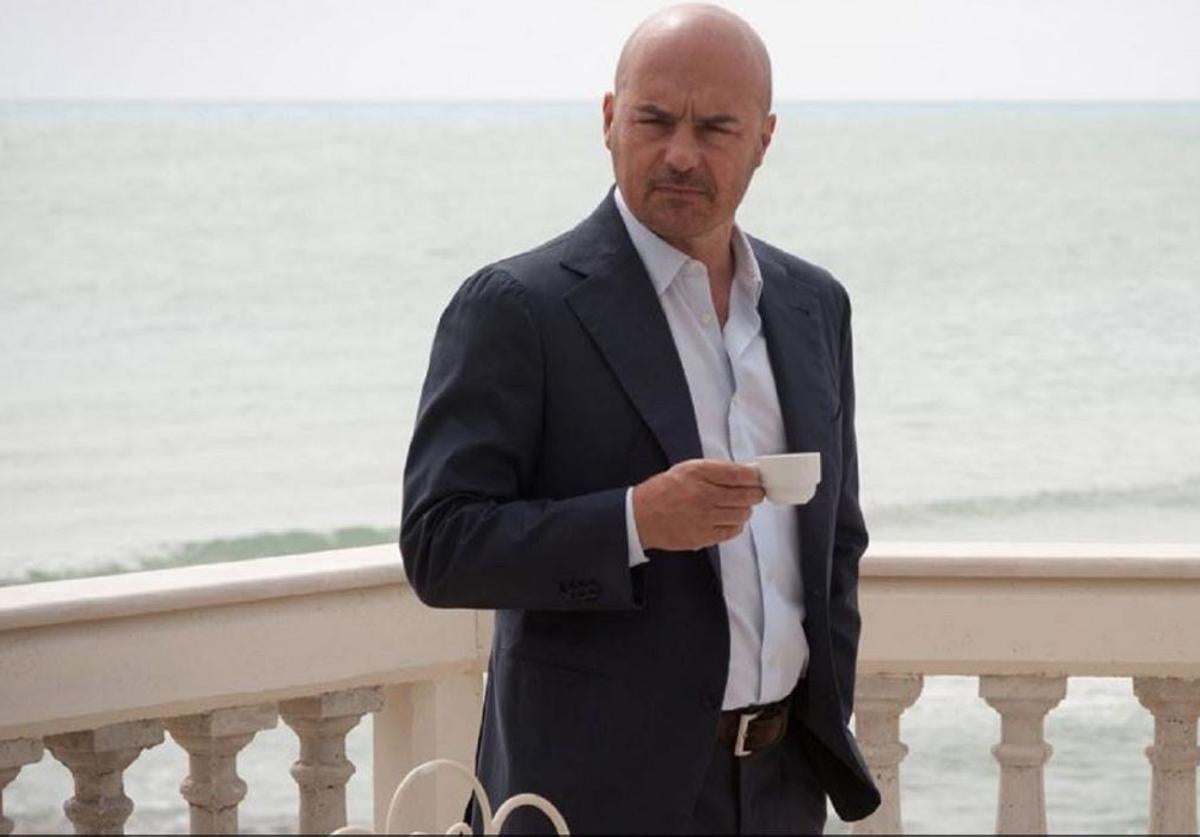 Luca Zingaretti interpreta al comisario Salvo Montalbano.