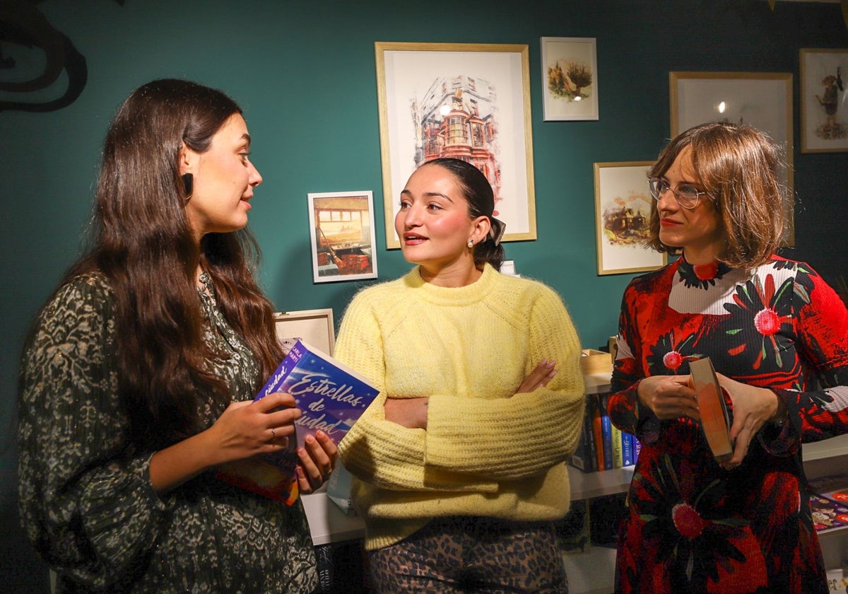 Carla Martí, Silvia Sáez y Elena Montagud, en el encuentro que tuvo lugar en la librería La Madriguera de Valencia.