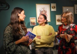 Carla Martí, Silvia Sáez y Elena Montagud, en el encuentro que tuvo lugar en la librería La Madriguera de Valencia.