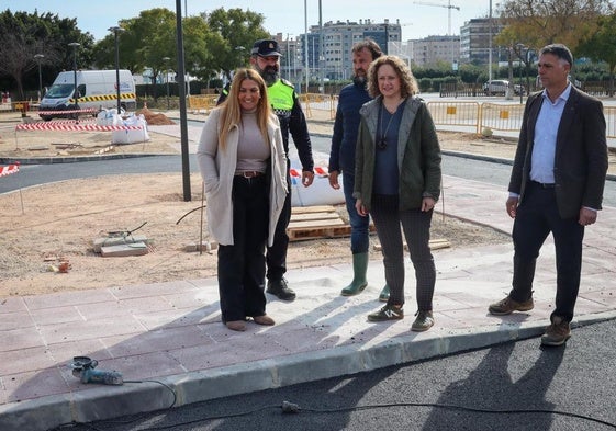 La alcaldesa Folgado (c) en la visita de obras.